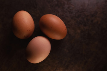 3 Eier vor dunklem Hintergrund