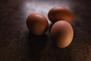 3 Eier vor dunklem Hintergrund