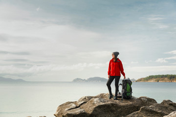 Obraz premium Woman exploring the coast