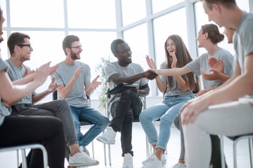 Obraz premium group of young people thank the speaker after the meeting