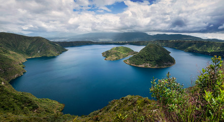 Fototapeta na wymiar Vista del lago Cuicocha y las islas Yerovi y Teodoro Wolf situado en la cordillera Occidental de los Andes en Ecuador