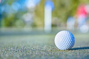 冬の晴れた日のゴルフ場のグリーン