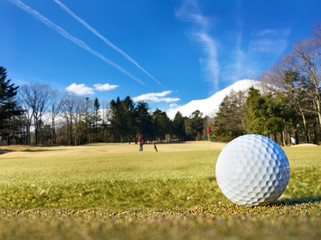 冬の晴れた日のゴルフ場のグリーン