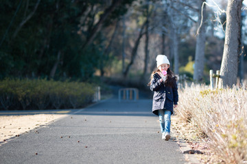 大きなキャンディーを食べる女の子