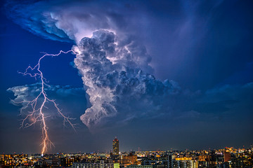 雷　稲妻　積乱雲　都市　ビル　HDR