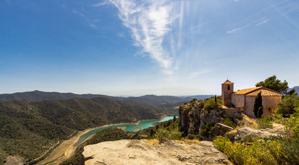 Fototapeta na wymiar Church in the Siurana village of Tarragona with river and landscape.