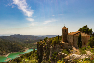 Fototapeta na wymiar Church in the Siurana village of Tarragona with river and landscape.
