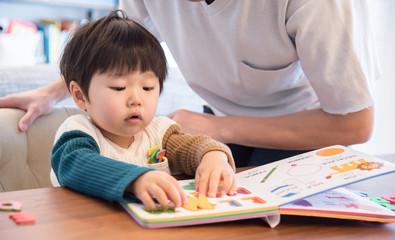 英語の勉強をする子供
