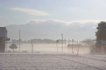放射冷却現象で霧に包まれた雪国の朝