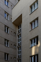 Fototapeta na wymiar Budynki mieszkalne - balkony i okna