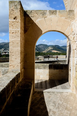 El castillo de Bellver de estilo gótico. Está situado a unos tres kilómetros de la ciudad de Palma, en la isla de Mallorca, España. Fue construido a principios del siglo XIV por orden del rey Jaime II