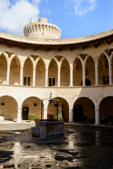 Fototapeta premium El castillo de Bellver de estilo gótico. Está situado a unos tres kilómetros de la ciudad de Palma, en la isla de Mallorca, España. Fue construido a principios del siglo XIV por orden del rey Jaime II
