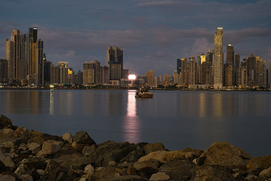 Die Skyline von Panama in Dämmerung / bei Nacht mit vielen Lichtern und Reflektionen der Lichter im Meer, für Bildausschnitt zum Beispiel  16:10