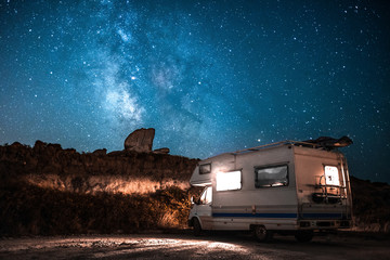Noche estrellada en caravana