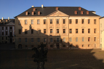 Fototapeta na wymiar Altenburg; Schlosshof mit Festsaalflügel davor Neptun