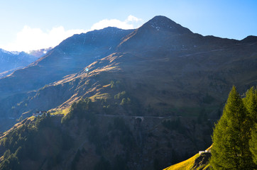 秋のティンメルスヨッホ（パッソ・デル・ロンボ）　オーストリアとイタリアの国境（オーストリア　チロル、イタリア　トレンティーノ＝アルト・アディジェ／南チロル）