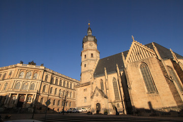 Fototapeta na wymiar Altenburg; Bartholomäi-Kirche und hist. Bankgebäude