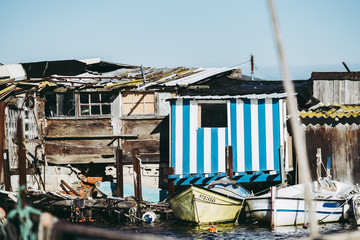 Cabanes de p&ecirc;cheurs et bateaux sur un petit port de p&ecirc;che