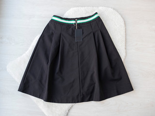 Falda midi en color negro 