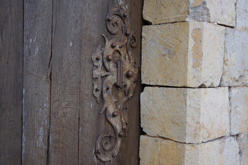 Porte en bois ancienne et ferronerie 