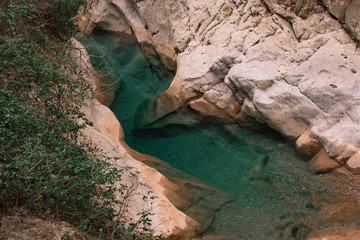 Río con agua rodeado de rocas blancas