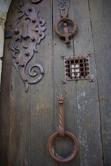 Porte en bois ancienne et ferronerie 