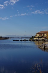 Fototapeta premium Marina construction de bord de mer littoral avec maison et bateau et montagne