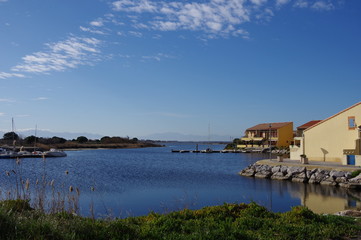 Fototapeta na wymiar Marina construction de bord de mer littoral avec maison et bateau et montagne