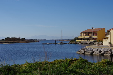 Fototapeta premium Marina construction de bord de mer littoral avec maison et bateau et montagne