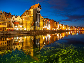 Naklejka premium Gdansk Old Town and famous crane on River Motlawa embankment by night, Poland