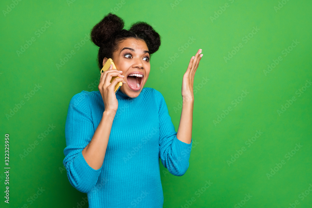 Poster shut up. photo of astonished excited dark skin lady hold telephone speaking chatting friends listen 