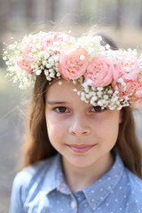Obraz premium close-up vertical photo of a girl with a wreath on her head