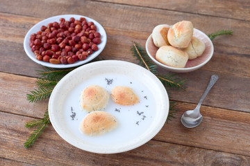 Mohnsuppe mit Hefe- Brötchen