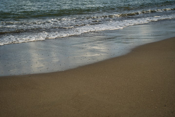 Irgendwo im Nirgendwo am einsamen Strand auf der Karibikseite in Panama mit dunklem Sand und Kokospalmen, Fernweh ruft