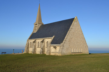 Fototapeta na wymiar Chapelle Notre Dame de la Garde à Etretat et monument Nungesser et Coli, Normandie, France