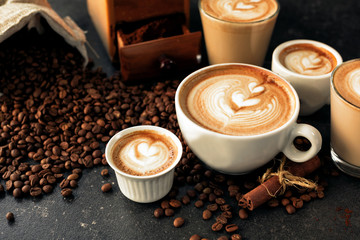 Pour latte art motives in espresso cups