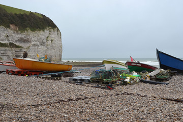 Bateaux de pêche sur une plage de galets à Yport en Normandie, France