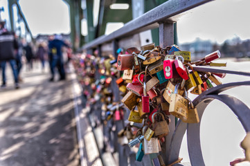 Obraz premium Padlock locked to a bridge