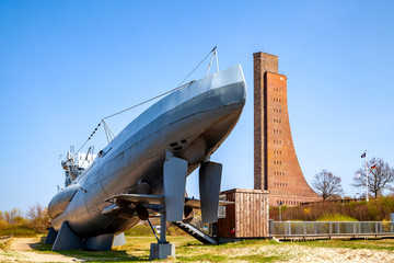 Marine Ehrenmal und U-Boot, Ostseebad Laboe, Deutschland - obrazy, fototapety, plakaty