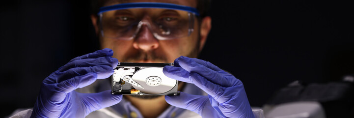Computer master holding hdd