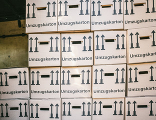 Umzugskarton gestapelt in Lieferwagen, Umzugs Service konzept