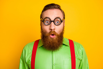 Close up photo of astonished bearded man with funky spectacles look wonder cant believe novelty wear stylish clothes isolated over vibrant color background