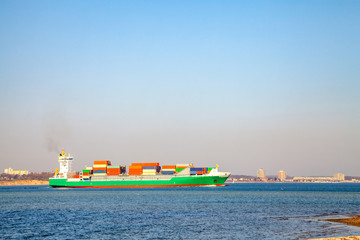 Obraz premium Containerschiff bei Laboe, Ostsee, Deutschland 