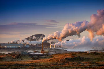 Alternative grüne Energie. Geothermie-Kraftwerk-Pipeline und Dampf. Anlage auf der Halbinsel Reykjanes in Island, Europa. Beliebte Touristenattraktion. Dampfendes heißes Wasser. Heiße Quellen von Gunnuhver. © zicksvift