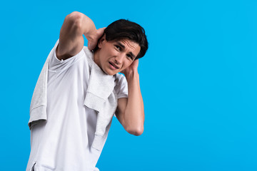 Naklejka premium portrait of frightened young man, isolated on blue