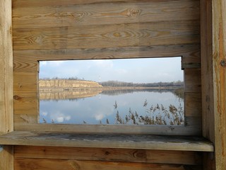okno z widokiem na jezioro
