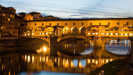 Luci su Ponte Vecchio, Firenze, Italia