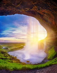 Fotobehang Watervallen Ongelooflijke zonsondergang op Seljalandsfoss. Een van de mooiste watervallen op IJsland, Europa. Populaire en beroemde toeristische attractie zomervakantie bestemming in op Zuid-IJsland. Reis ansichtkaart