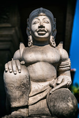 Weibliche Tempelfigur auf Bali, Indonesien