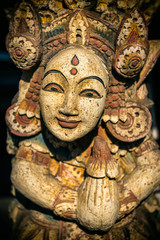 Weibliche Tempelfigur auf Bali, Indonesien